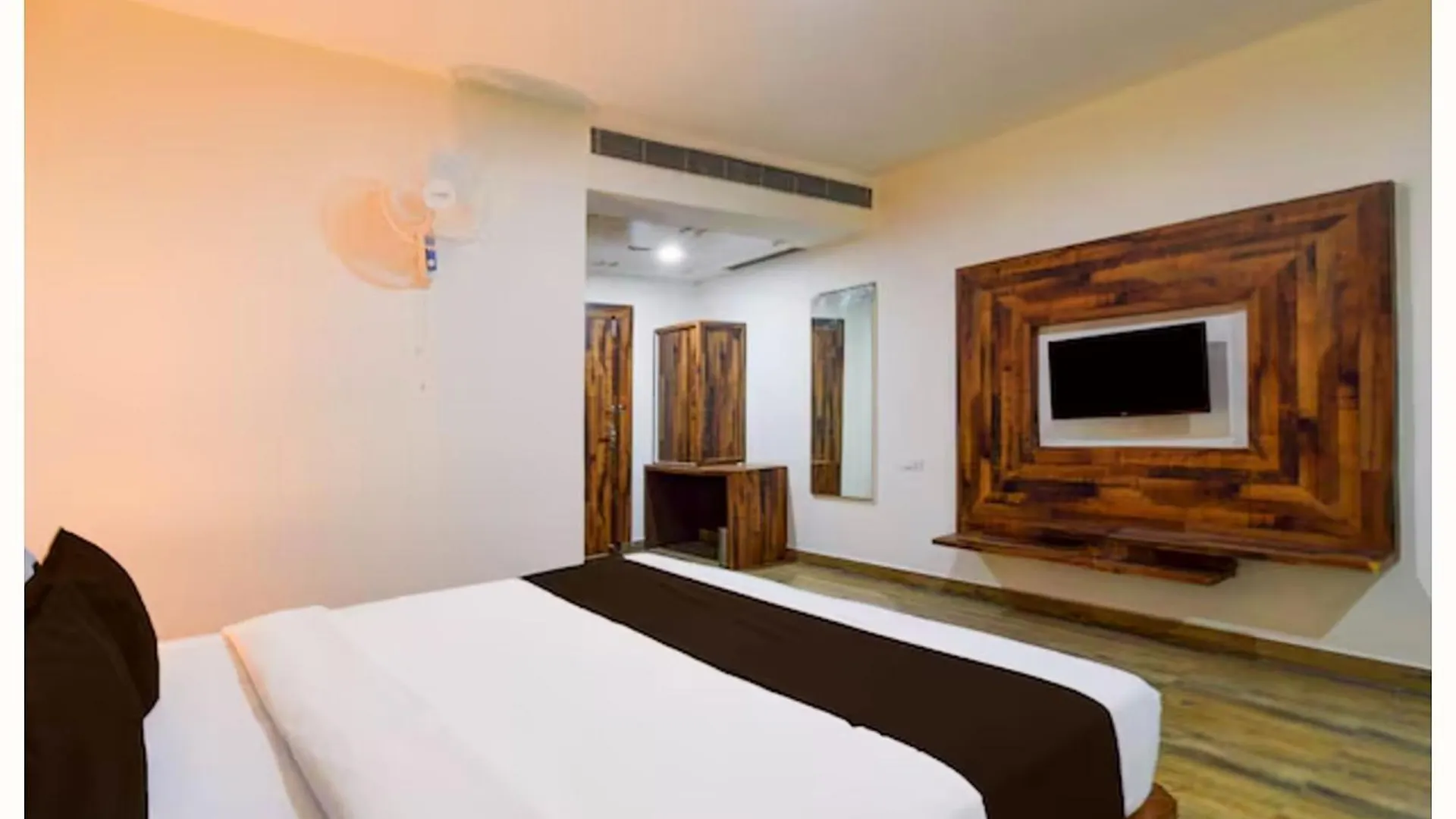 Varanasi Hotel Ganga Vatika Near Kashi Vishwanath Temple & Ganga Ghat #Fully Air Conditioning With Free Wi-Fi ,Parking & Spacious Room منزل للإقامة