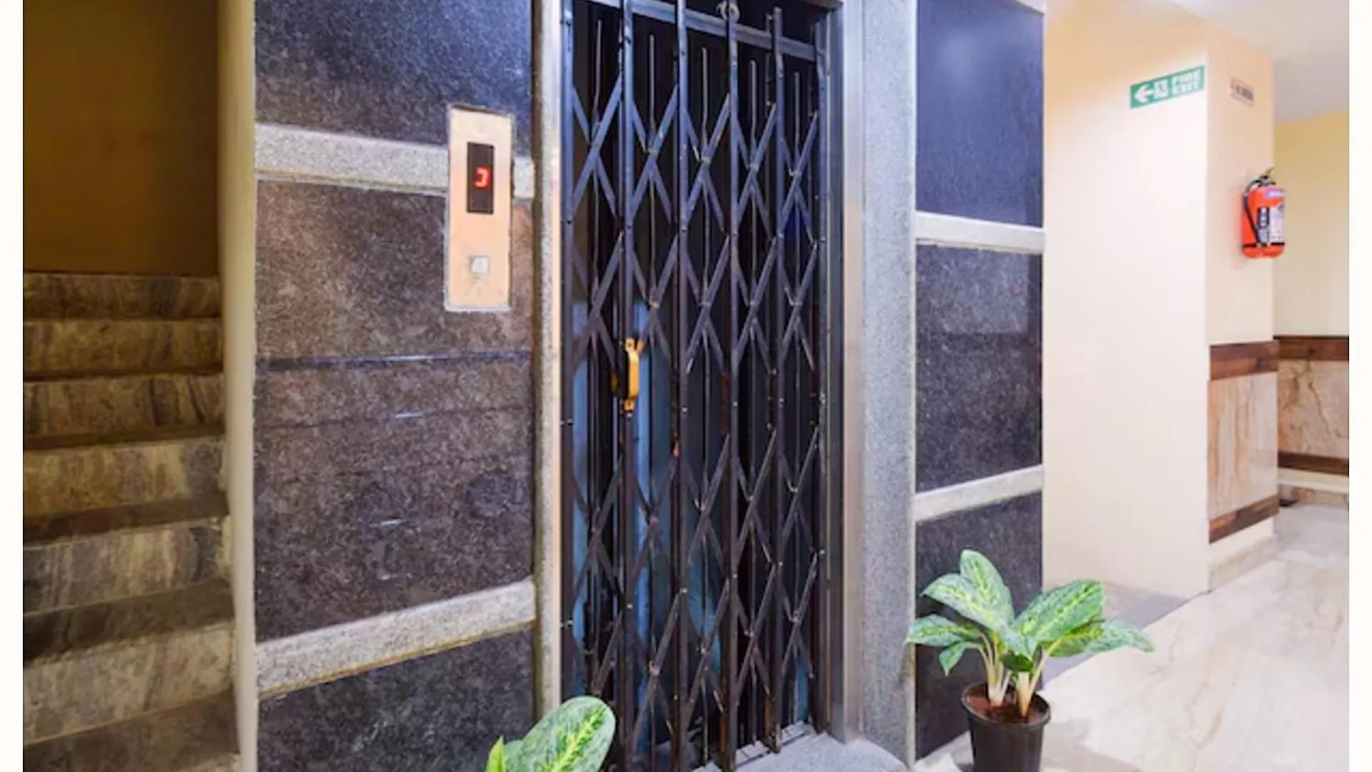 منزل للإقامة Varanasi Hotel Ganga Vatika Near Kashi Vishwanath Temple & Ganga Ghat #Fully Air Conditioning With Free Wi-Fi ,Parking & Spacious Room الهند