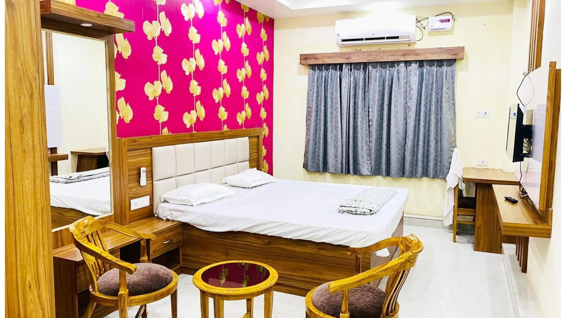 Varanasi Hotel Ganga Vatika Near Kashi Vishwanath Temple & Ganga Ghat #Fully Air Conditioning With Free Wi-Fi ,Parking & Spacious Room