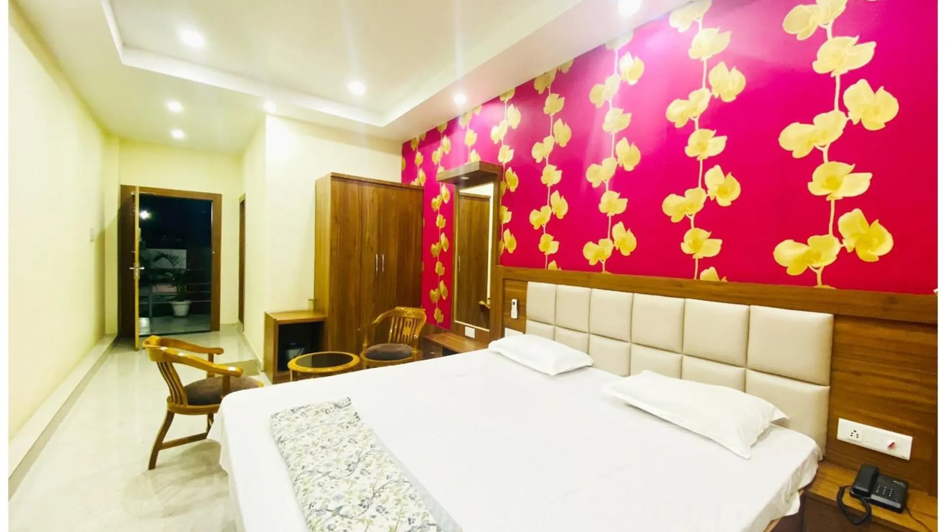 منزل للإقامة Varanasi Hotel Ganga Vatika Near Kashi Vishwanath Temple & Ganga Ghat #Fully Air Conditioning With Free Wi-Fi ,Parking & Spacious Room