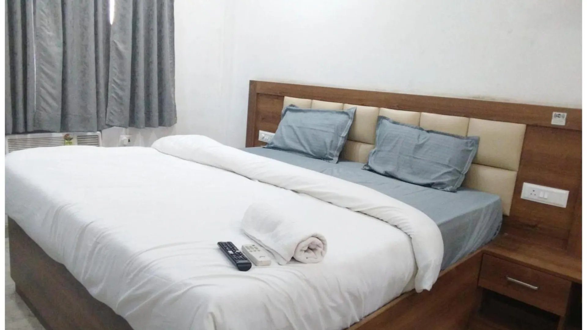 Varanasi Hotel Ganga Vatika Near Kashi Vishwanath Temple & Ganga Ghat #Fully Air Conditioning With Free Wi-Fi ,Parking & Spacious Room منزل للإقامة